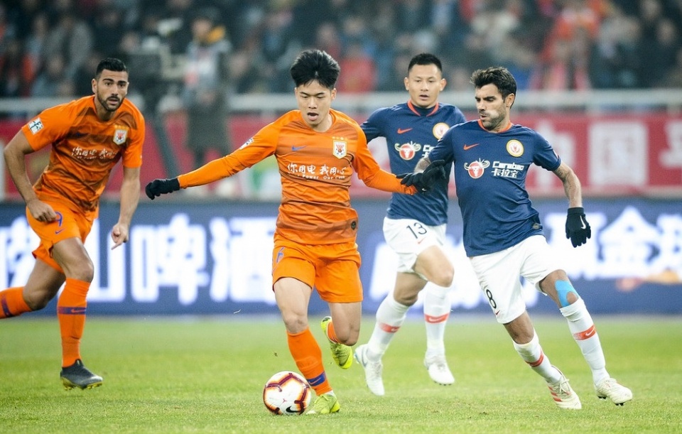 爱游戏-关于鹈鹕队领队言论争议，球迷不满表现的信息