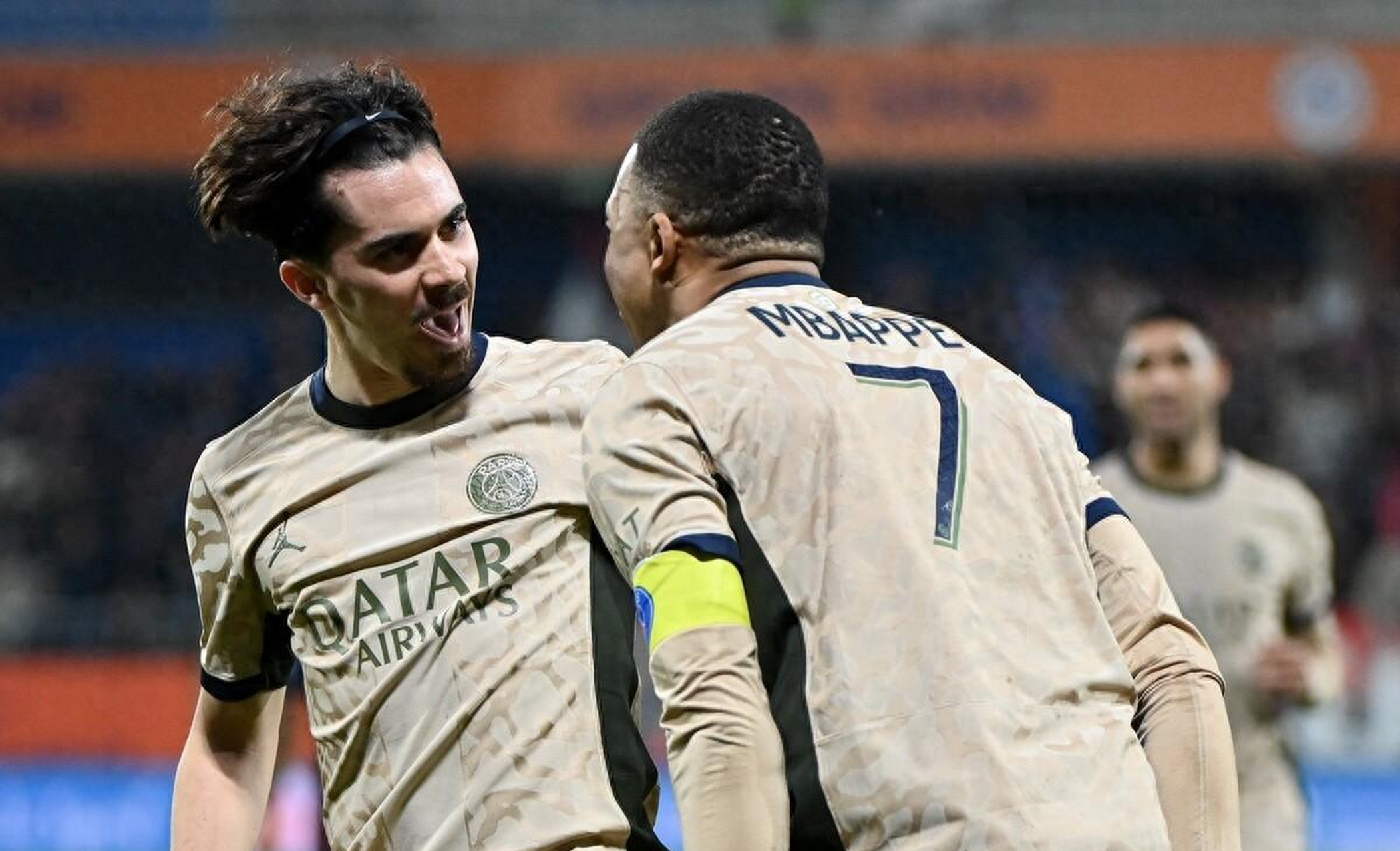 爱游戏体育-巴西梅开二度帮助巴黎圣日耳曼客场战胜里昂队(巴黎圣日耳曼迎接梅西直播)