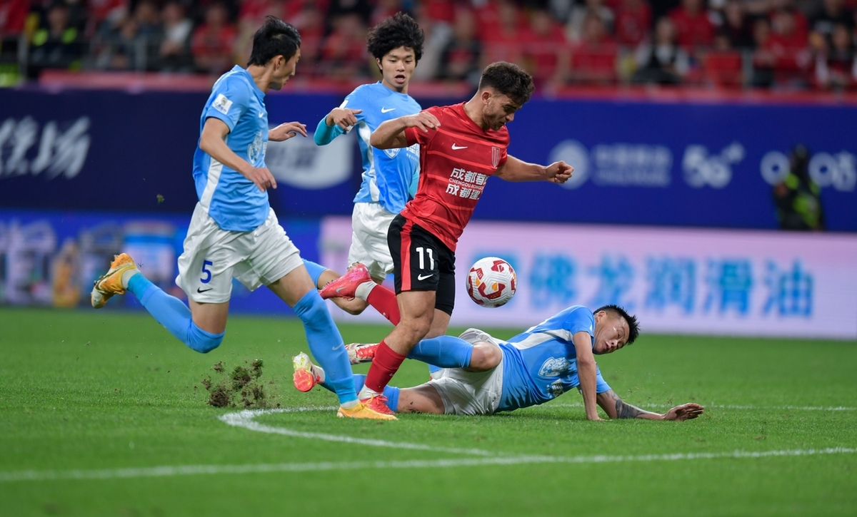 ayx.com-绿茵场上的对决：球队的拼搏精神感人至深的简单介绍